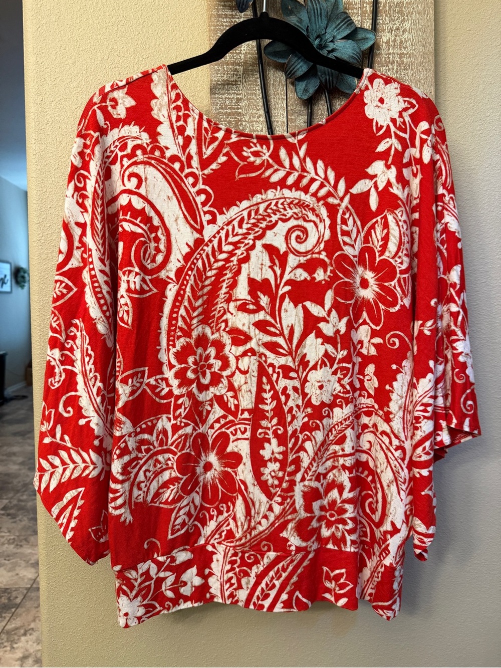 Chico’s Red White Paisley Boho Kimono Sleeve Top Size 1 EUC - Picture 1 of 6
